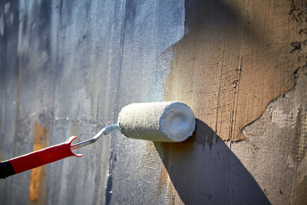 秋季用灰色油漆粉刷住宅楼的墙壁图片下载