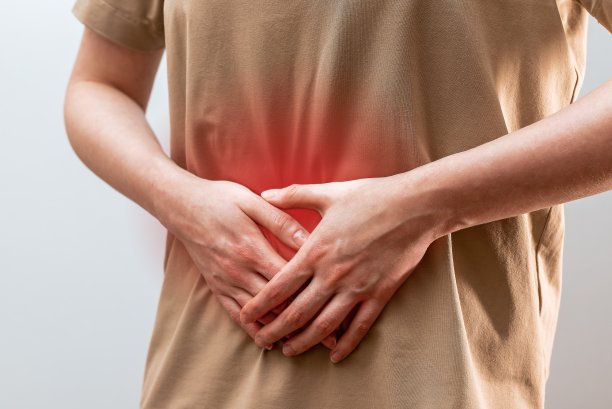 消化不良，胃痛的概念。消化系统问题，胃痛，疼痛，发炎。手握着疼肚子疼肚子图片下载