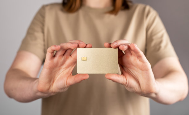 双手牵手，展示银行信用卡模型，空白金卡模型图片下载