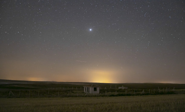 一所荒无人烟的房子，满天繁星图片下载