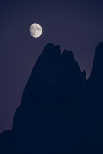 月亮在意大利的白云石山上图片下载