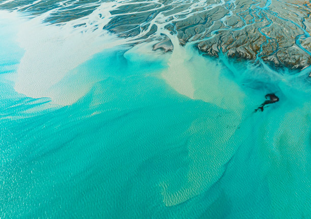 河流流动的抽象模式。图片下载