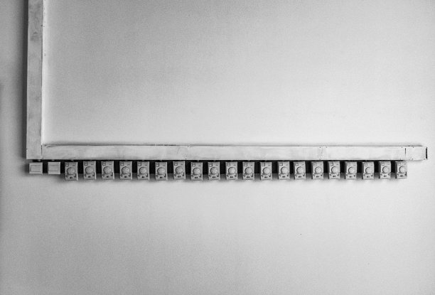 20个传统恒温器开关并排排列在墙上图片下载