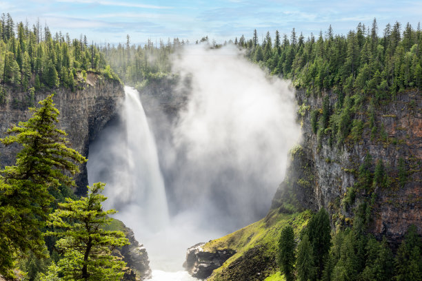 加拿大不列颠哥伦比亚省威尔斯格雷省立公园的Helmcken瀑布图片下载