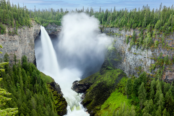 加拿大不列颠哥伦比亚省威尔斯格雷省立公园的Helmcken瀑布图片下载