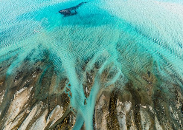 编织冰川河的无人机视图。图片下载