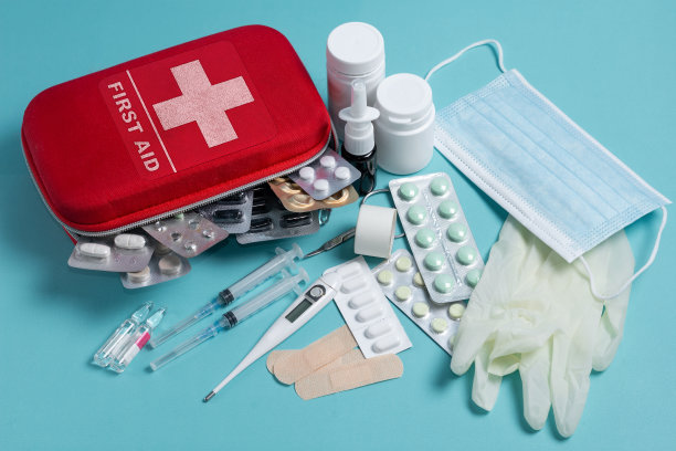 蓝色背景的家庭急救箱。急救箱的元素图片下载