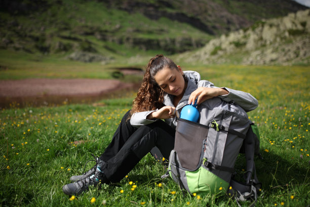 徒步旅行者从背包里搜索食堂图片下载