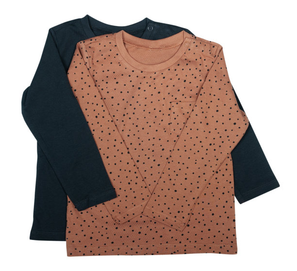 一名女婴的两件t恤被隔离在一件白色衣服上图片下载