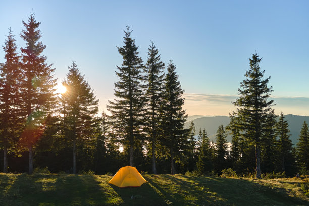 在阳光明媚的夜晚，鸟瞰登山营地的游客帐篷。积极的旅游和徒步旅行的概念图片下载
