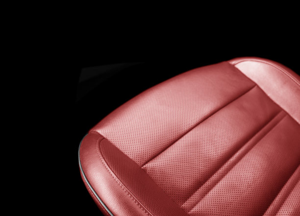 现代奢华的红色皮革内饰。部分红色真皮汽车座椅细节与缝合。名车内饰。舒适的红色穿孔皮革座椅。穿孔皮革。图片下载