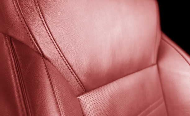 现代奢华的红色皮革内饰。部分红色真皮汽车座椅细节与缝合。名车内饰。舒适的红色穿孔皮革座椅。穿孔皮革。图片下载