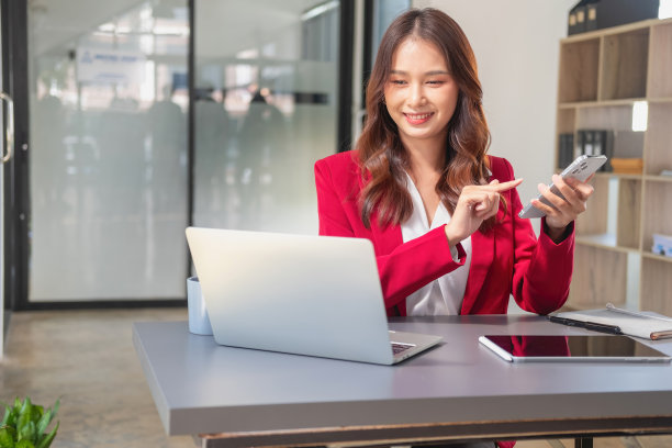 营销，财务，会计，计划，女商人用手机联系客户，告诉她公司是商业伙伴。图片下载