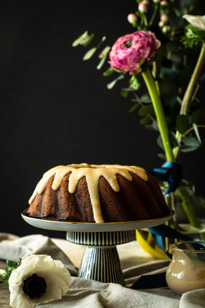 有蛋糕和鲜花的静物图片下载