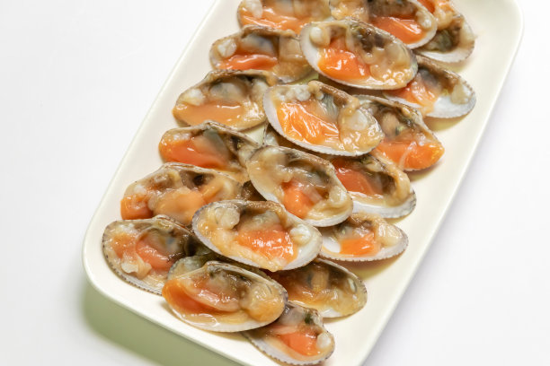 新鲜的小蛤蜊在盒子里隔离在白色盘子上。准备烹饪美味的海鲜菜单。图片下载