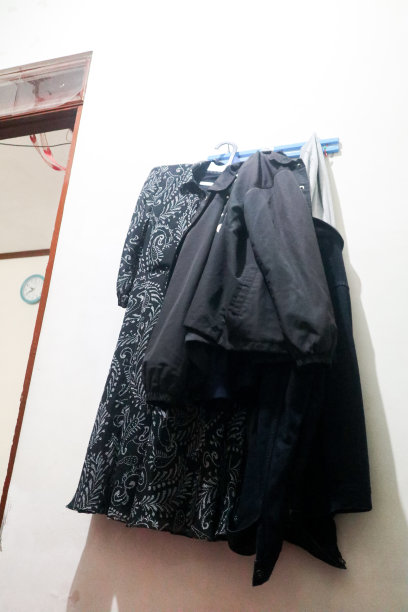 衣服和裤子挂在绳子上图片下载