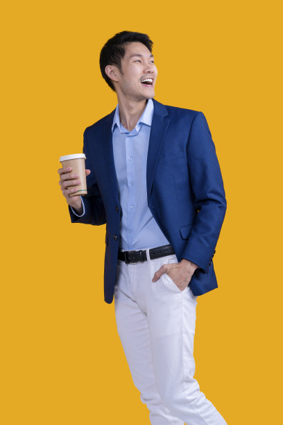 成功完成积极的幸福亚洲开朗退出年轻的商人运行行动，同时持有平板电脑和咖啡杯在孤立的工作室黄色背景图片下载