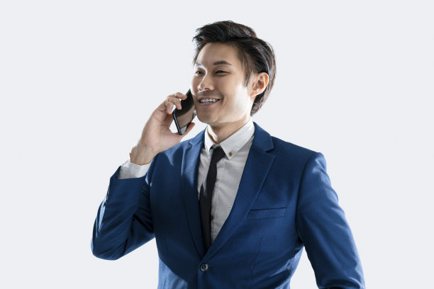 聪明有魅力的亚洲成年男性穿着正装，打领带，手使用智能手机通信连接商务交易合同隔离白色背景图片下载
