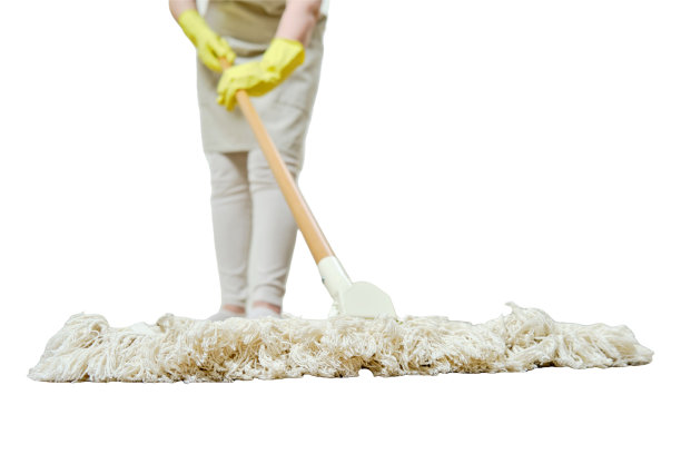 一个系着围裙的女人在家庭厨房里用拖把擦地板，厨房被孤立在白色背景上图片下载