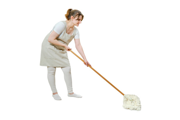 一个系着围裙的女人在家庭厨房里用拖把擦地板，厨房被孤立在白色背景上图片下载