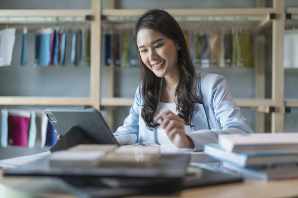 聪明自信亚洲女性创业企业家小企业主女商人穿着聪明的休闲布微笑手使用平板电脑工作检查时间表她的新项目准备展示图片下载