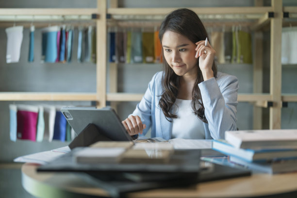 聪明自信亚洲女性创业企业家小企业主女商人穿着聪明的休闲布微笑手使用平板电脑工作检查时间表她的新项目准备展示图片下载