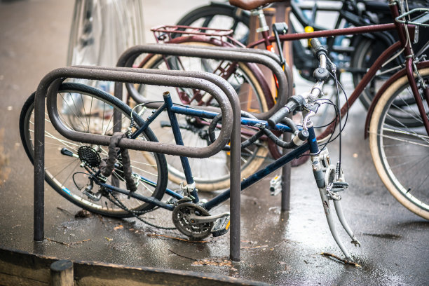 自行车事故。自行车事故。自行车撞坏了。自行车抛锚了。在城市街道的停车场里，一辆废弃自行车弯曲的轮辋。事件与周期。撞车自行车，骑自行车。图片下载
