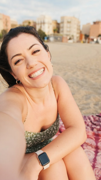 快乐的年轻女子做鬼脸和自拍图片下载