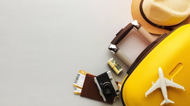 照片平铺黄色行李箱，留有复印空间。高品质美丽的照片概念图片下载