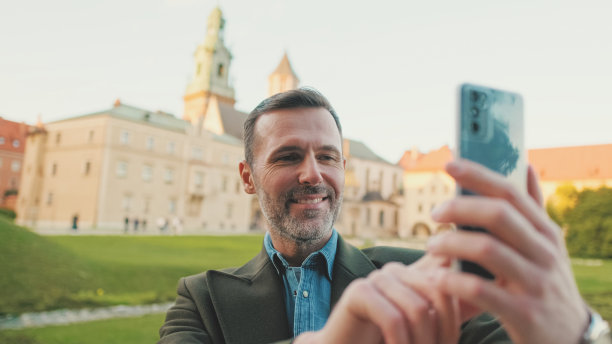 近景，在旧城背景下用手机进行视频通话图片下载