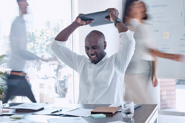 愤怒、压力和商人在办公桌上砸碎笔记本电脑，因为焦虑、倦怠和404软件故障、错误和疯狂的经理。沮丧的员工破坏电脑，愤怒管理和电脑问题图片下载