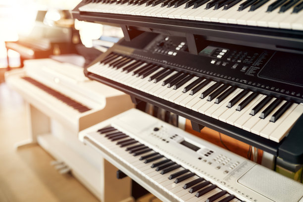 在一家乐器店图片下载