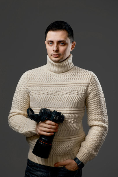 专业摄影师与相机在灰色背景图片下载