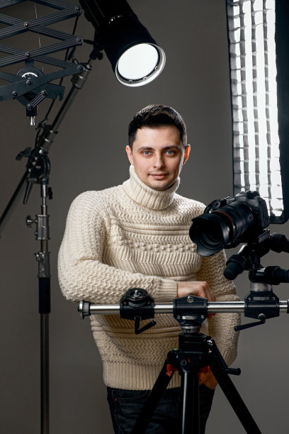 专业帅气摄影师数码相机三脚架图片下载