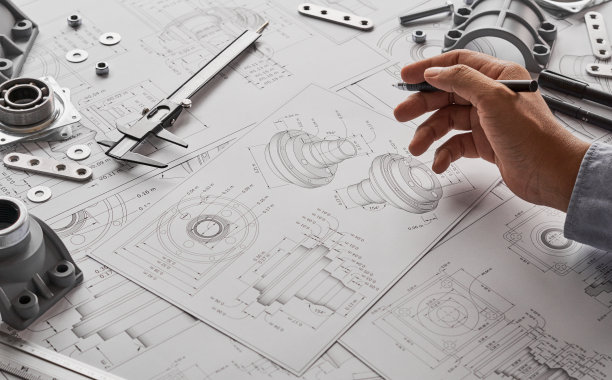 技术员设计机械零件图纸：工厂工业项目蓝图，测量轴承卡尺图片下载