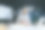 资深人士，建筑师，设计师。坐在办公室桌前，拿着笔记本电脑和文书工作图片下载