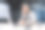 疲惫英俊的白发男性商人坐在办公桌前的笔记本电脑和电话图片下载