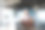 戴着头巾的成功女商人，在办公室里使用笔记本电脑工作，看着镜头，笑容满面，庆祝胜利图片下载