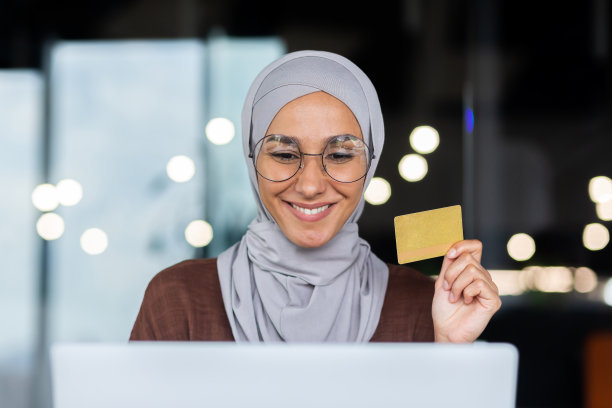 戴头巾的职场成功女士手持信用卡特写图片下载