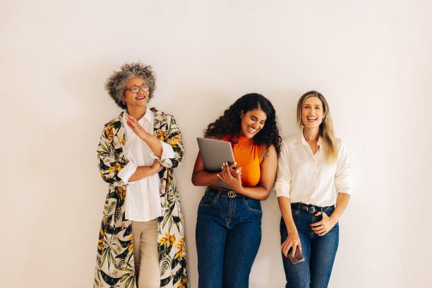 成功的女商人开心地笑着图片下载