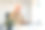 年长的白发商人使用电脑，在办公室打字工作，写电子邮件图片下载