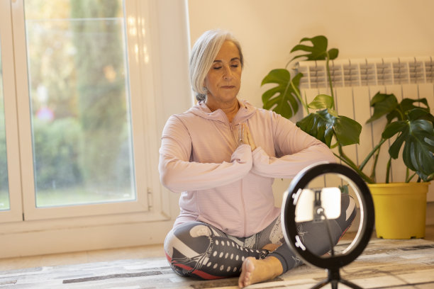 成熟女子在网上做瑜伽视频图片下载