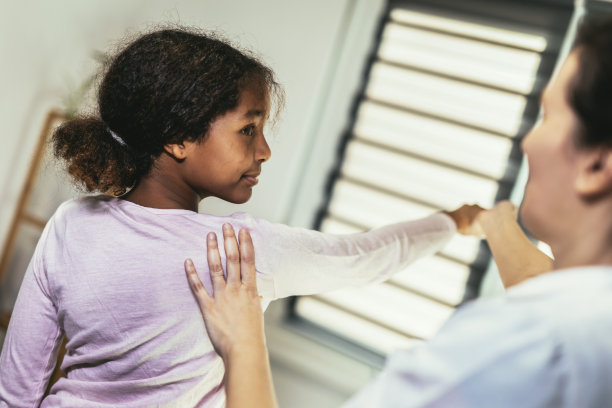 十几岁的女孩正在做脊椎矫正。图片下载
