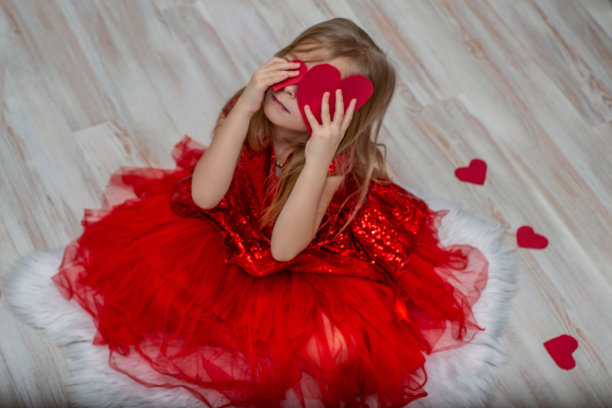 美丽的女孩穿着心仪的衣服图片下载