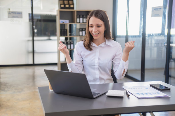 市场营销，财务，会计，计划。白人女商人拿着手机，在客户中表现出善意，加入公司的业务，增加笔记本电脑办公室和文件的利润图片下载