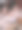 三个女孩坐在沙发上看电影。图片下载