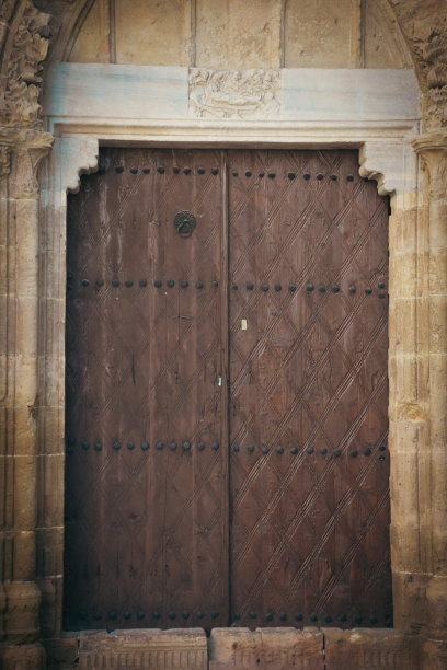 奥斯曼中世纪时期客栈门和石墙的细节。奥斯曼建筑清真寺入口门图片下载