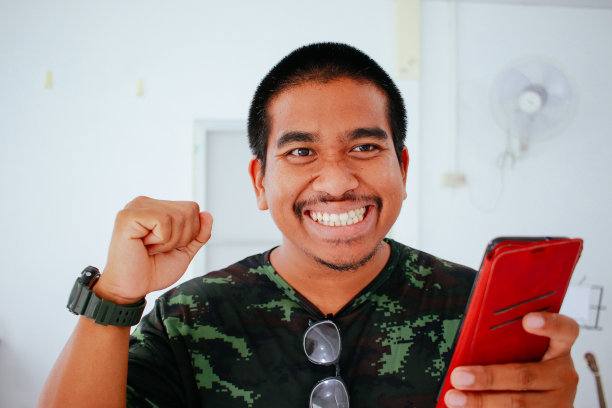 棕色士兵监视电话图片下载