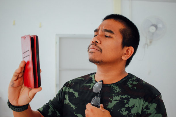 棕色士兵看手机图片下载