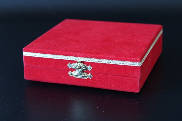红色贵重物品盒子，黑色背景。珠宝和金盒子图片下载